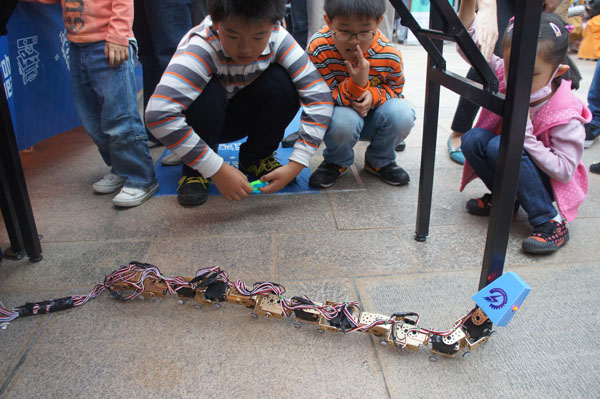 上海创客嘉年华展示的机械蛇