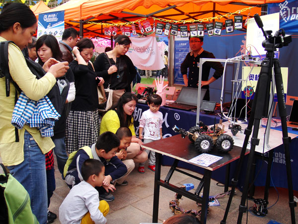 2013上海创客嘉年华基于舵机及支架创作而成的机器蛇
